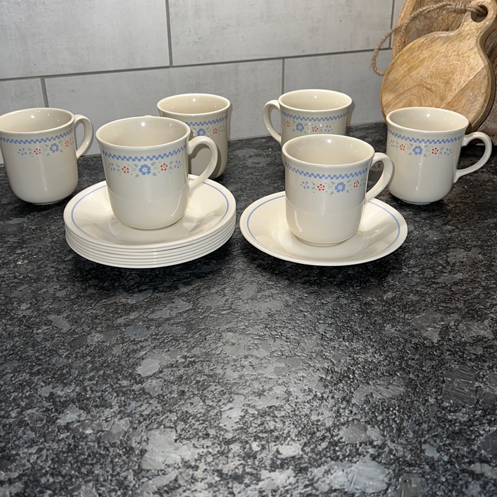 Set of 6 coffee/tea cups with saucers by Corelle. Excellent like new cond